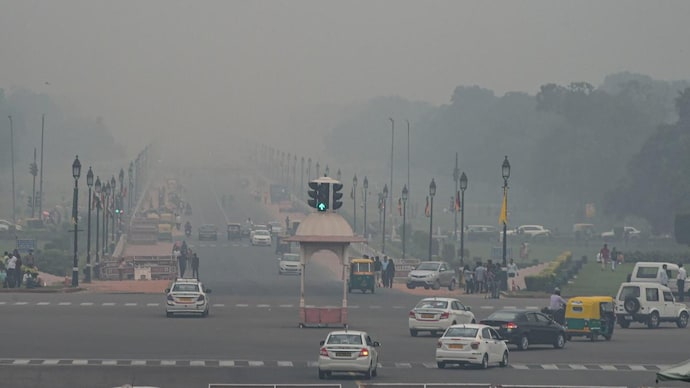 Smoky haze lingers as Delhi's air quality continues to deteriorate - Source: India Today